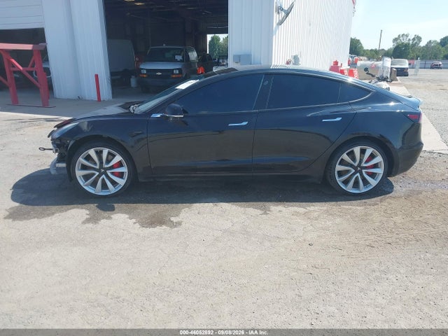 46052892 :رقم المزاد ، 5YJ3E1EB7JF069690 vin ، 2018 Tesla Model 3 Long Range/performance مزاد بيع