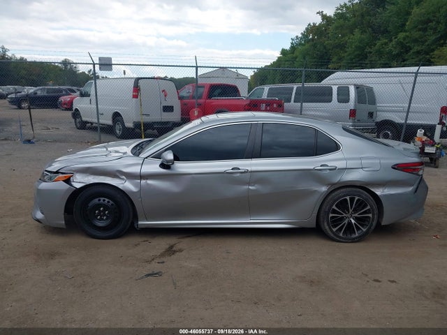 46055737 :رقم المزاد ، 4T1B11HK8JU521622 vin ، 2018 Toyota Camry Se مزاد بيع