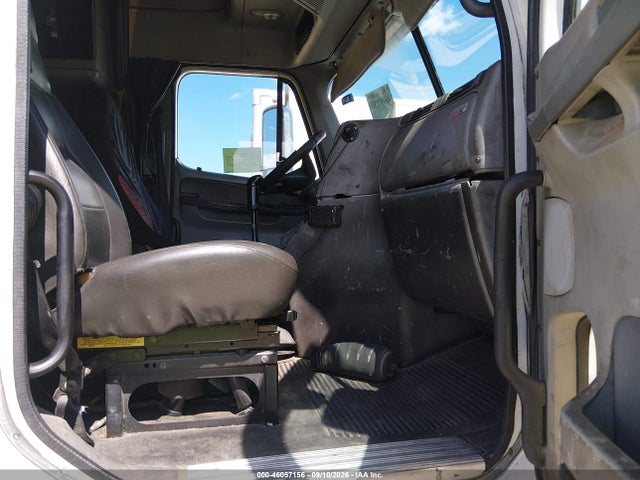46057156 :رقم المزاد ، 1FUJA6CK04LN60504 vin ، 2004 Freightliner Conventional Columbia مزاد بيع