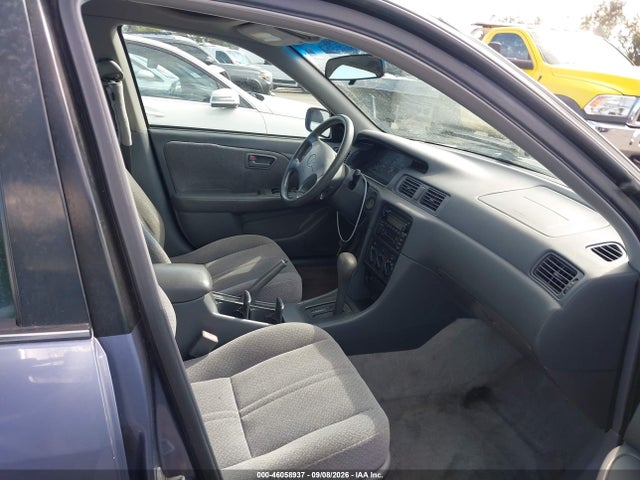 46058937 :رقم المزاد ، JT2BG22KXY0527076 vin ، 2000 Toyota Camry Le مزاد بيع