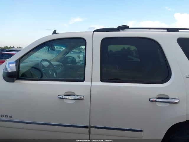46059601 :رقم المزاد ، 1GNUCCE05AR282627 vin ، 2010 Chevrolet Tahoe Ltz مزاد بيع