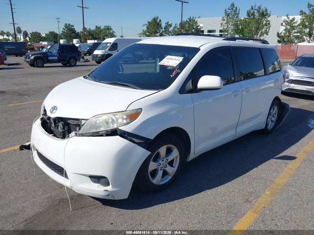 Toyota Sienna Le 8 Passenger 2017 5TDKZ3DC8HS766958 Image 2