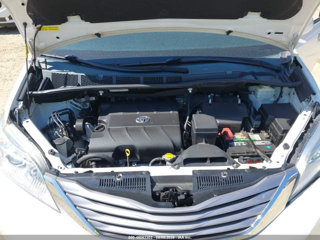 46062302 :رقم المزاد ، 5TDYK3DC6FS566818 vin ، 2015 Toyota Sienna Xle 8 Passenger مزاد بيع