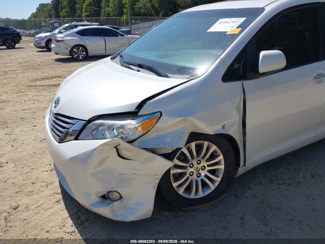46062302 :رقم المزاد ، 5TDYK3DC6FS566818 vin ، 2015 Toyota Sienna Xle 8 Passenger مزاد بيع