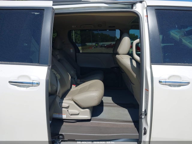 46062302 :رقم المزاد ، 5TDYK3DC6FS566818 vin ، 2015 Toyota Sienna Xle 8 Passenger مزاد بيع