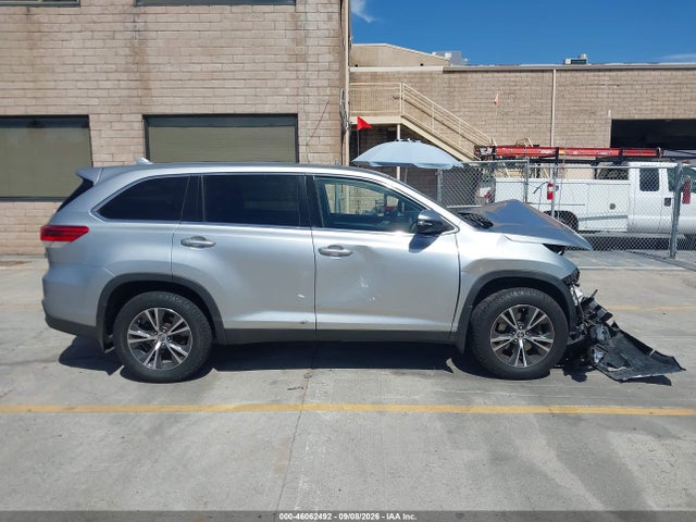 Toyota Highlander Le Plus 2019 5TDBZRFH1KS932093 Image 14