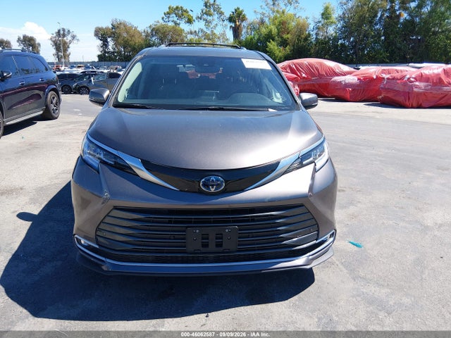 Toyota Sienna Limited 2023 5TDZRKEC2PS180004 Image 12