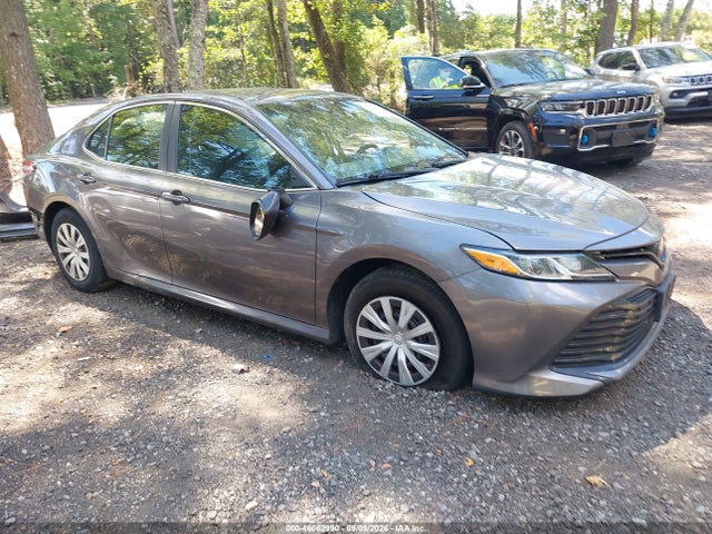 46062990 :رقم المزاد ، 4T1B11HK2JU598390 vin ، 2018 Toyota Camry L مزاد بيع