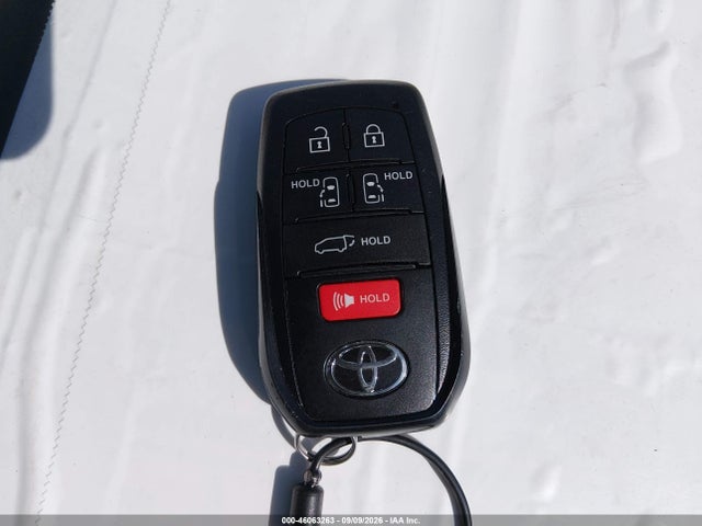 5TDYRKEC6TS324594 Toyota SIENNA XLE