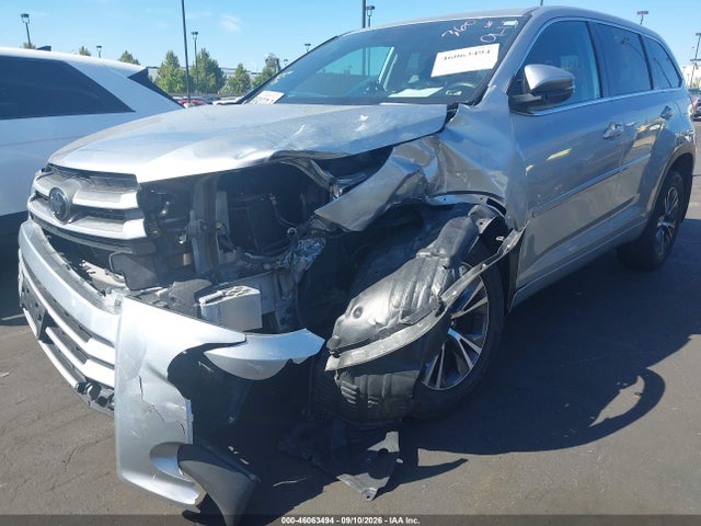 Toyota Highlander Le 2018 5TDZARFH1JS038650 Image 2