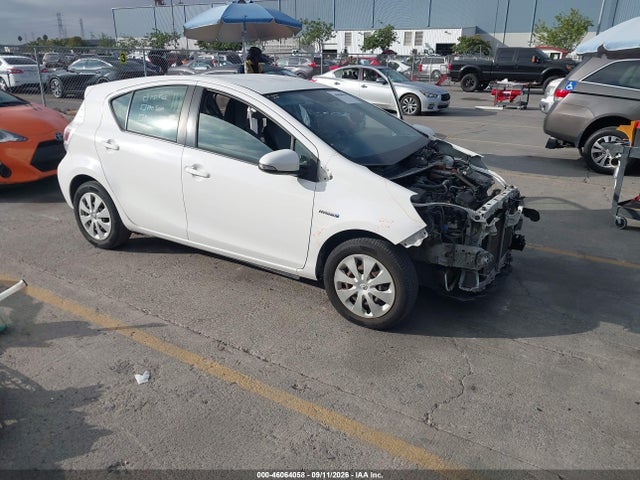 46064058 :رقم المزاد ، JTDKDTB35D1535024 vin ، 2013 Toyota Prius C One مزاد بيع