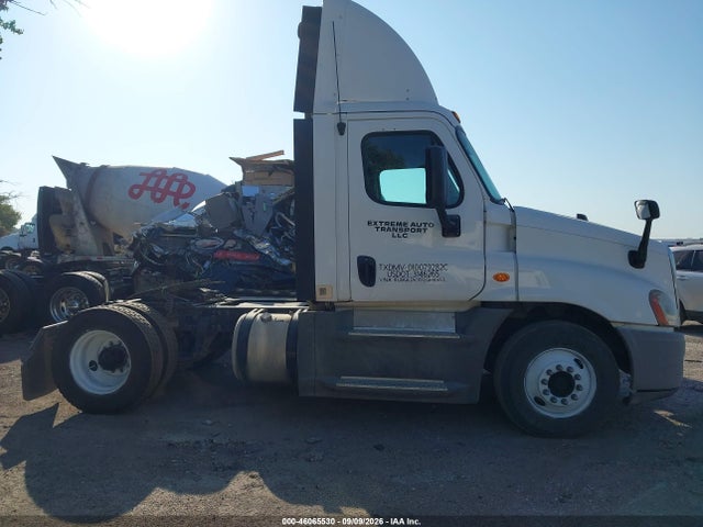 Auction sale of the 2015 Freightliner Cascadia 125, vin: 1FUBGEDVXFLGH4663, lot number: 46065530