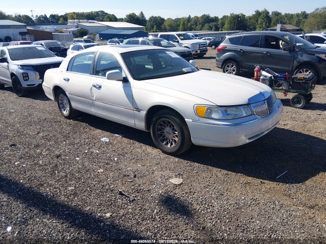 Aukcja sprzedaży 1999 Lincoln Town Car Signature, vin: 1LNHM82W2XY621769, numer aukcji: 46065574