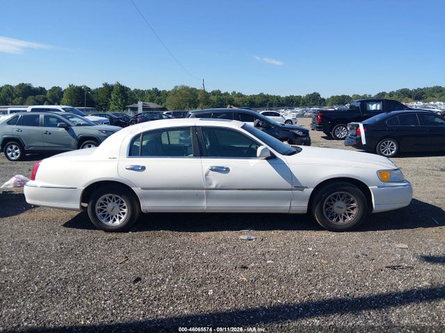 Aukcja sprzedaży 1999 Lincoln Town Car Signature, vin: 1LNHM82W2XY621769, numer aukcji: 46065574
