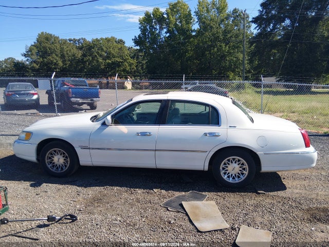 Aukcja sprzedaży 1999 Lincoln Town Car Signature, vin: 1LNHM82W2XY621769, numer aukcji: 46065574