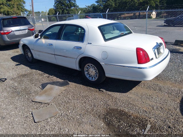 Aukcja sprzedaży 1999 Lincoln Town Car Signature, vin: 1LNHM82W2XY621769, numer aukcji: 46065574