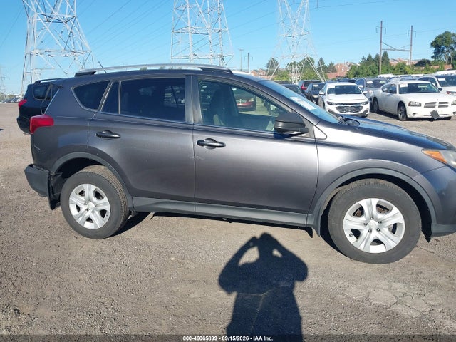 Toyota RAV4 LE 2015 JTMBFREV7FJ047013 Image 14