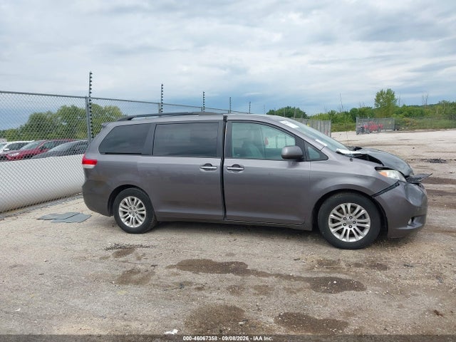 46067358 :رقم المزاد ، 5TDYK3DC3BS104078 vin ، 2011 Toyota Sienna Xle V6 مزاد بيع
