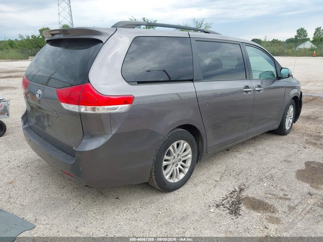 46067358 :رقم المزاد ، 5TDYK3DC3BS104078 vin ، 2011 Toyota Sienna Xle V6 مزاد بيع