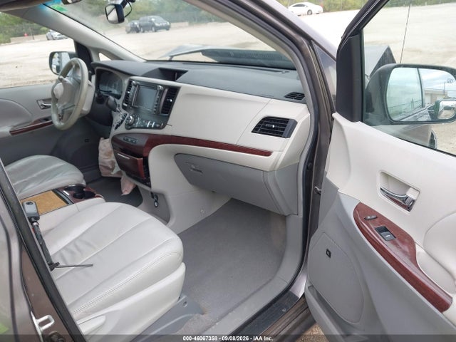 46067358 :رقم المزاد ، 5TDYK3DC3BS104078 vin ، 2011 Toyota Sienna Xle V6 مزاد بيع