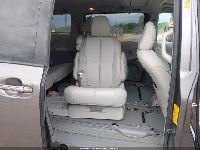 46067358 :رقم المزاد ، 5TDYK3DC3BS104078 vin ، 2011 Toyota Sienna Xle V6 مزاد بيع