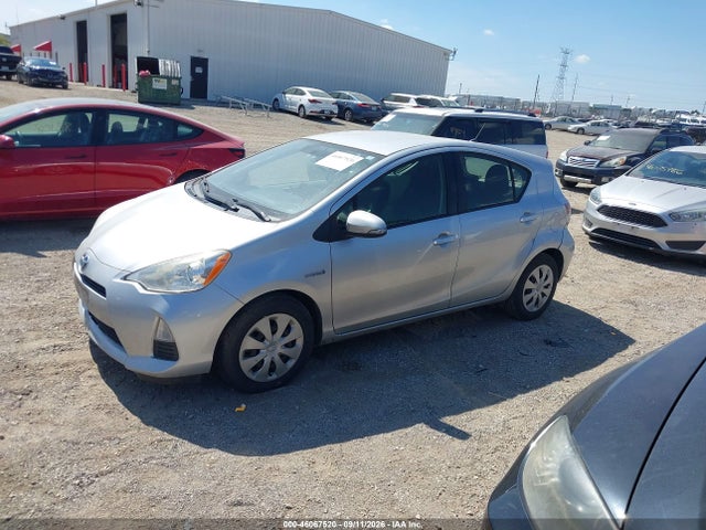 46067520 :رقم المزاد ، JTDKDTB39E1573616 vin ، 2014 Toyota Prius C Two مزاد بيع