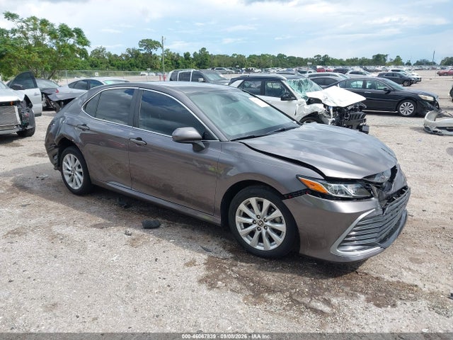 2021 Toyota Camry Le მანქანა იყიდება აუქციონზე, vin: 4T1C11AK9MU600199, აუქციონის ნომერი: 46067839