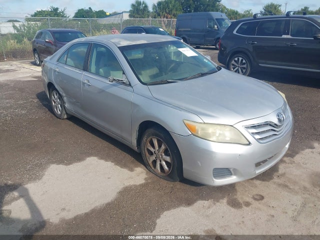 46070078 :رقم المزاد ، 4T1BF3EK3BU693737 vin ، 2011 Toyota Camry Le مزاد بيع
