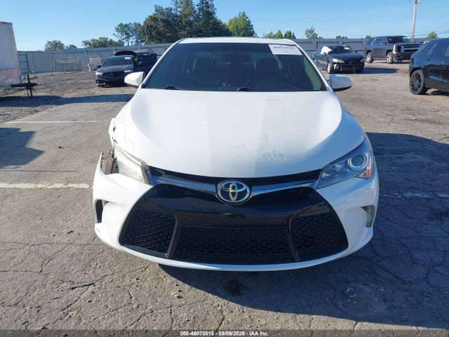 46070515 :رقم المزاد ، 4T1BF1FK1FU052210 vin ، 2015 Toyota Camry Se مزاد بيع