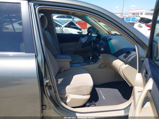 2011 Toyota Highlander Base V6 მანქანა იყიდება აუქციონზე, vin: 5TDZK3EH0BS037700, აუქციონის ნომერი: 46072527