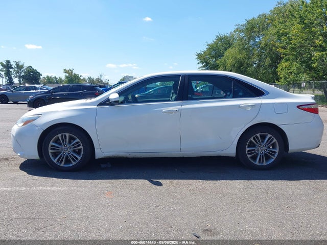 46074440 :رقم المزاد ، 4T1BF1FK5FU961213 vin ، 2015 Toyota Camry Se مزاد بيع
