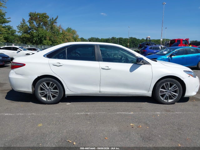 46074440 :رقم المزاد ، 4T1BF1FK5FU961213 vin ، 2015 Toyota Camry Se مزاد بيع
