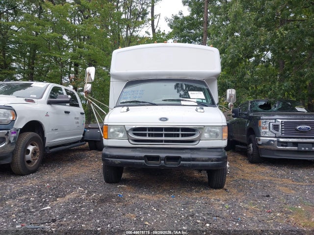 46075775 :رقم المزاد ، 1FDXE45F32HA90572 vin ، 2002 Ford E-450 Cutaway Standard مزاد بيع