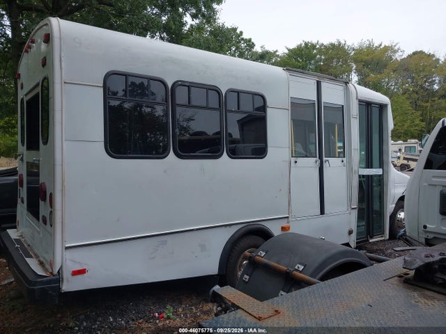 46075775 :رقم المزاد ، 1FDXE45F32HA90572 vin ، 2002 Ford E-450 Cutaway Standard مزاد بيع