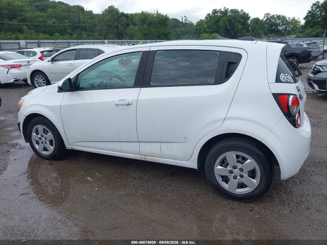 46076009 :رقم المزاد ، 1G1JA6SH3F4160438 vin ، 2015 Chevrolet Sonic Ls Auto مزاد بيع