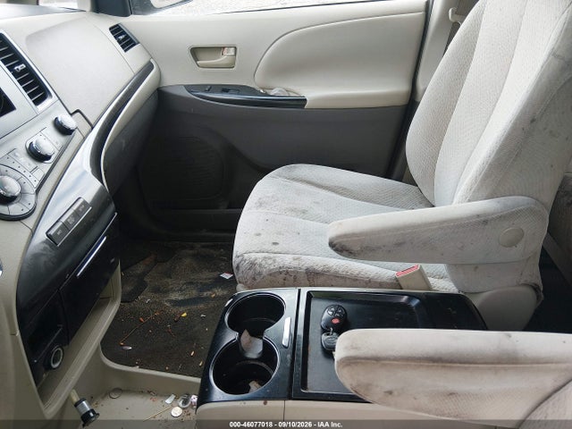 46077018 :رقم المزاد ، 5TDKK3DC9BS037850 vin ، 2011 Toyota Sienna Le V6 مزاد بيع