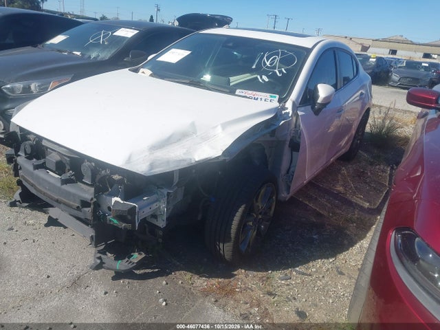 Mazda Mazda3 Touring 2018 3MZBN1V32JM191810 Image 2