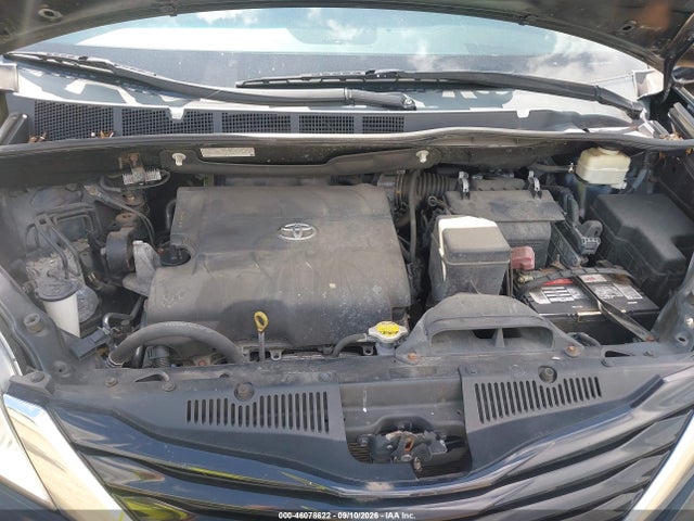 46078622 :رقم المزاد ، 5TDKK3DC9FS687333 vin ، 2015 Toyota Sienna Le 8 Passenger مزاد بيع