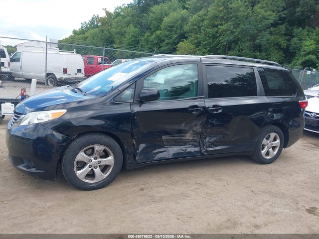 46078622 :رقم المزاد ، 5TDKK3DC9FS687333 vin ، 2015 Toyota Sienna Le 8 Passenger مزاد بيع
