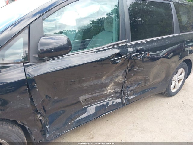 46078622 :رقم المزاد ، 5TDKK3DC9FS687333 vin ، 2015 Toyota Sienna Le 8 Passenger مزاد بيع