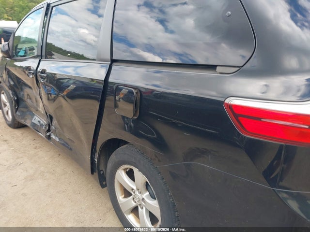 46078622 :رقم المزاد ، 5TDKK3DC9FS687333 vin ، 2015 Toyota Sienna Le 8 Passenger مزاد بيع