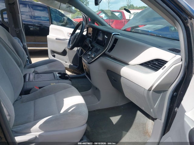 46078622 :رقم المزاد ، 5TDKK3DC9FS687333 vin ، 2015 Toyota Sienna Le 8 Passenger مزاد بيع