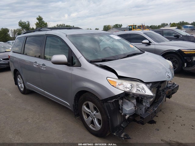 46079483 :رقم المزاد ، 5TDKK3DC3FS671919 vin ، 2015 Toyota Sienna Le 8 Passenger مزاد بيع