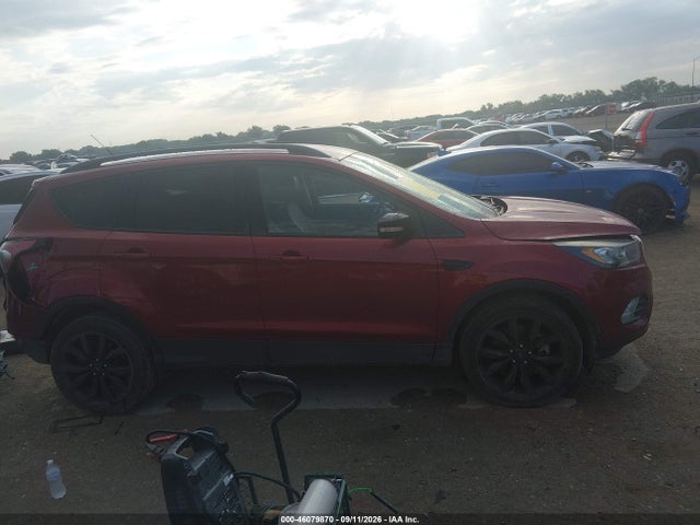 46079870 :رقم المزاد ، 1FMCU0J93HUA22511 vin ، 2017 Ford Escape Titanium مزاد بيع
