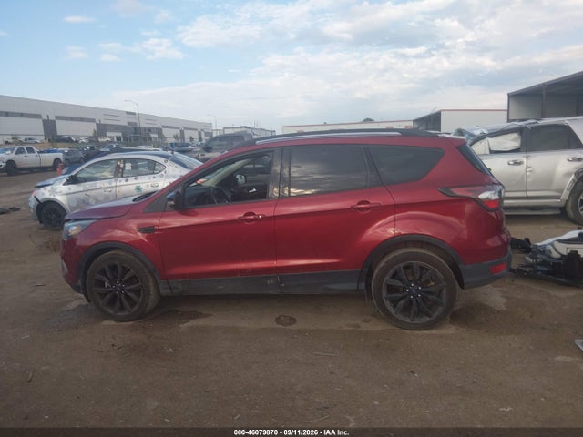 46079870 :رقم المزاد ، 1FMCU0J93HUA22511 vin ، 2017 Ford Escape Titanium مزاد بيع