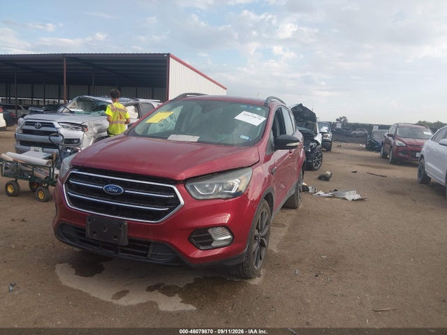 46079870 :رقم المزاد ، 1FMCU0J93HUA22511 vin ، 2017 Ford Escape Titanium مزاد بيع