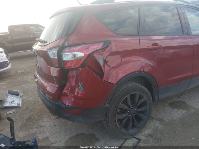 46079870 :رقم المزاد ، 1FMCU0J93HUA22511 vin ، 2017 Ford Escape Titanium مزاد بيع