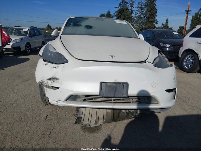 Tesla Model Y Long Range 2025 7SAYGDEEXSF238018 Image 12