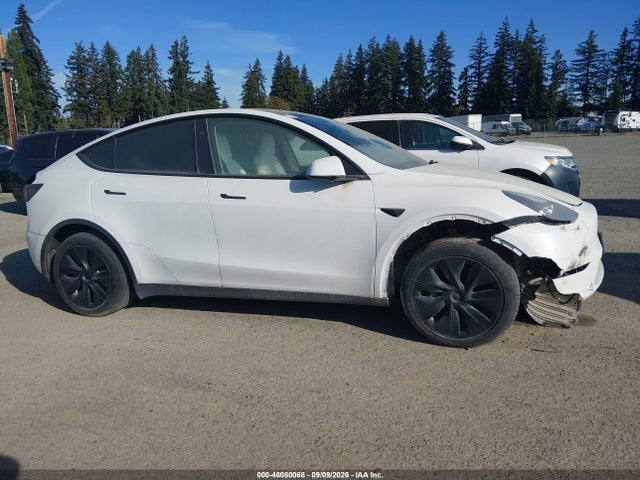 Tesla Model Y Long Range 2025 7SAYGDEEXSF238018 Image 13