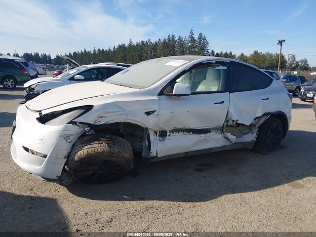 Tesla Model Y Long Range 2025 7SAYGDEEXSF238018 Image 14